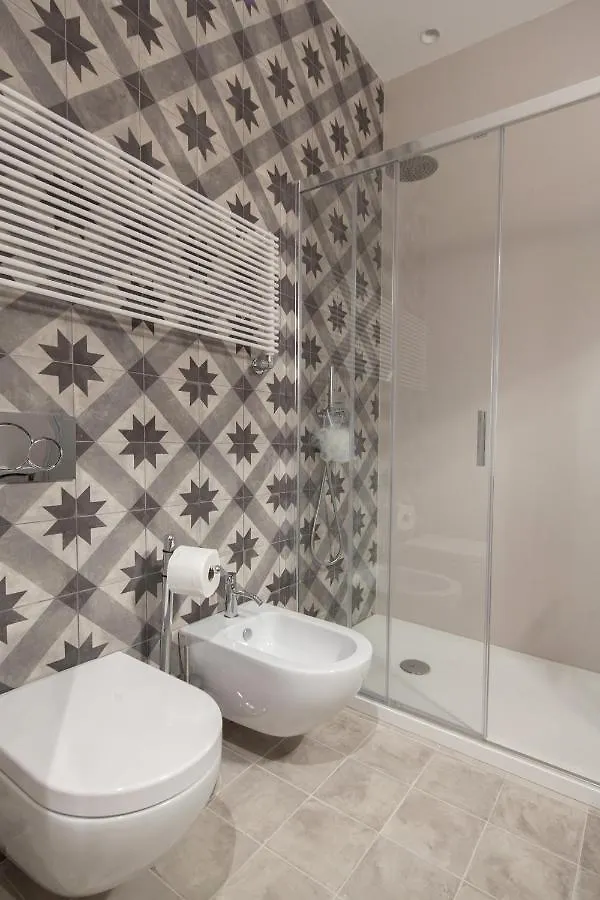Room222 - Stylish Room La Spezia Old Town - 5' Station To Cinque Terre 0*,  Italien