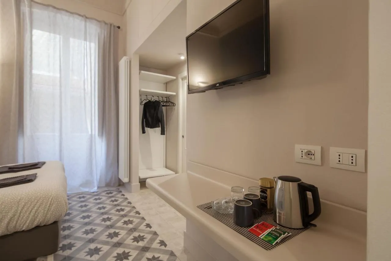 Room222 - Stylish Room La Spezia Old Town - 5' Station To Cinque Terre Guest house