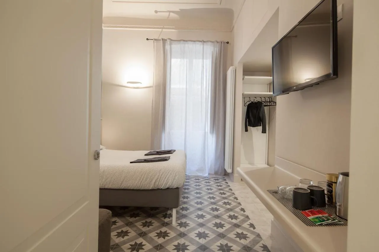 Room222 - Stylish Room La Spezia Old Town - 5' Station To Cinque Terre Italy